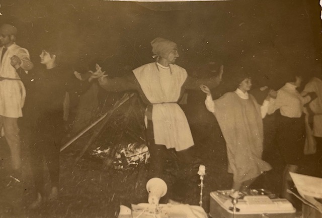 Boëge Danses autour d'un feu de camp